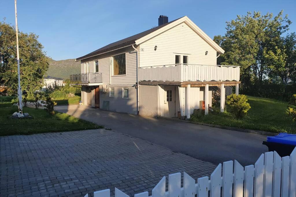 Apartamento Hus Sentralt I Lofoten Leknes Exterior foto