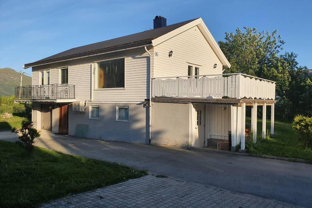 Apartamento Hus Sentralt I Lofoten Leknes Exterior foto